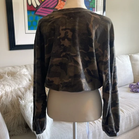 Altered state, camo, thin, cropped sweatshirt, size medium, elastic at bottom - Picture 2 of 4